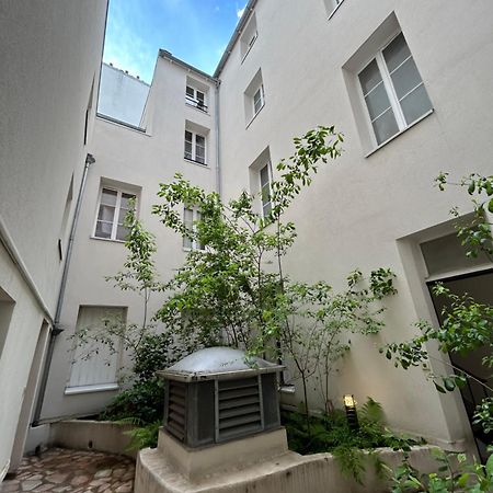 Grand Studio Entierement Renove Au Coeur De Paris Apartment Exterior photo